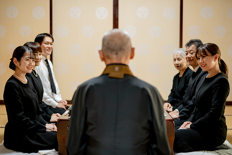 家族葬に呼ぶ人はどこまで？